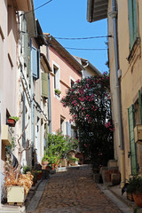 Fototapeta na wymiar small street of old town Arles - Southern France