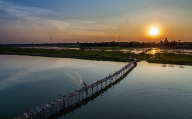 Obraz premium Asia Fishermen on bridge fishing at lake