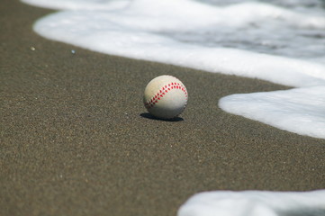 砂浜に流れ着いた野球ボール