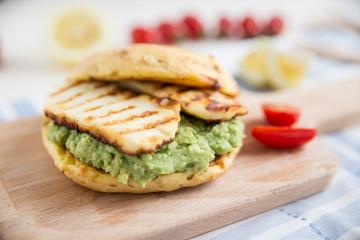 Burger mit Avocado und Halloumi 