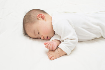 お昼寝している赤ちゃん