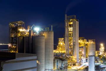 Obraz premium Cement plant at ngiht