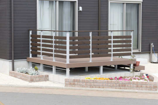 住宅　戸建て住宅のウッドテラス　イメージ　施工例　アルミ製手摺