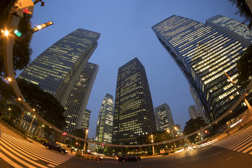 東京　新宿高層ビル街　夜景　行き交う人と車　トワイライト　超広角魚眼で見上げる