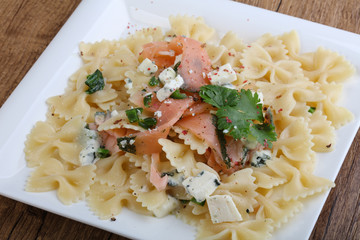 Pasta with salmon and cheese