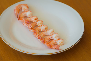 The shrimps are on the white plate