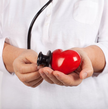 Krankenschwester mit Stethoskop und roten Herz