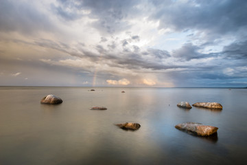 Tęcza nad morzem po przejściu  burzy © Mike Mareen