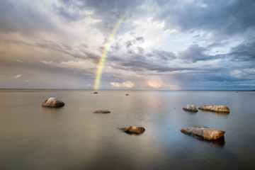 Tęcza nad morzem po przejściu  burzy © Mike Mareen
