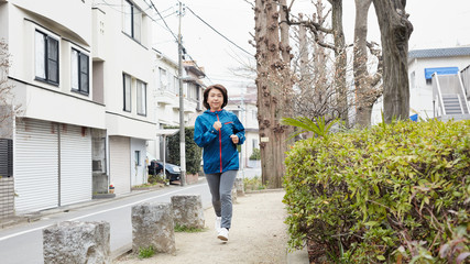 Fototapeta na wymiar ジョギングする中高年女性