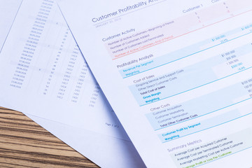 Obraz premium Wykresy i wykresy finansowe papieru na stole