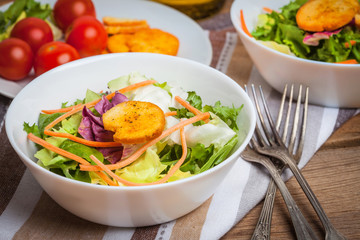 Mixed salad with croutons.