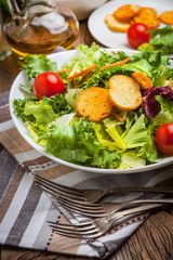 Mixed salad with croutons.