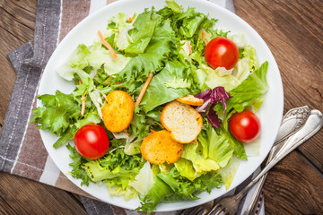 Mixed salad with croutons.