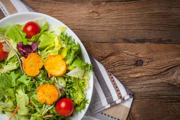 Mixed salad with croutons.