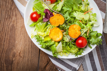 Mixed salad with croutons.
