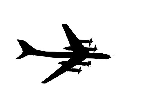 Самолёт бомбардировщик выполняет полёт на авиационном празднике.