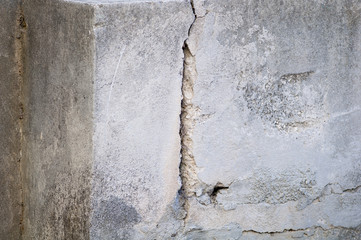 Mur fissuré, sécheresse, arrière plan, texture béton, risque d'effondrement