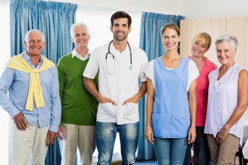 Obraz premium Nurse and seniors standing together