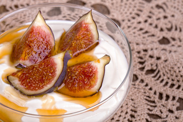 Yogurt with figs and honey