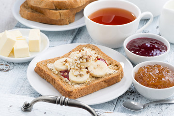 toast with peanut butter and banana, fresh black tea