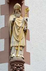 Obraz premium Nahaufnahme der heiligen Statue Sankt Martin an einem Haus in Freiburg, Breisgau Deutschland