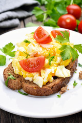 Scrambled eggs on bread