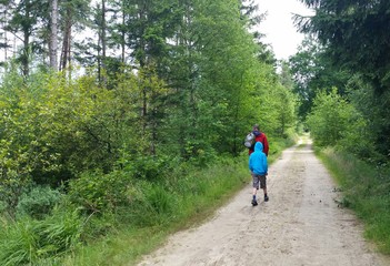 Obraz premium Waldspaziergang - Mann mit Kind