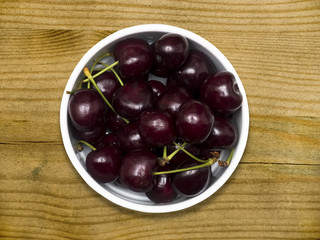 Fresh cherries in a bowl