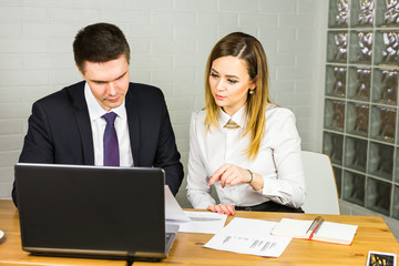 Obraz premium Smart business partners using laptop at meeting