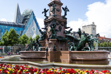 Leipzig, Augustusplatz mit Paulinum der Universität und Mendebrunnen im Sommer.