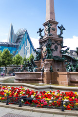 Leipzig, Augustusplatz mit Paulinum der Universität und Mendebrunnen im Sommer.