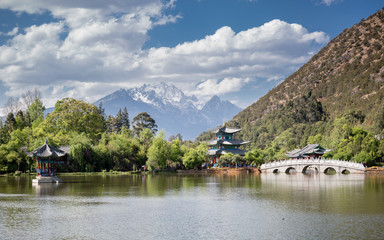 Naklejka premium Black Dragon Pool in Lijiang old town,Yunnan province, China.