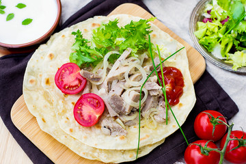 Flatbread with meat, onions, lettuce and tomatoes