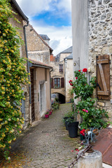 Farbenfrohe Gasse in der Gemeinde Angles-sur-l’Anglin, Frankreich