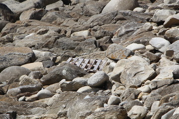 Vieille palette en bois parmi les rochers