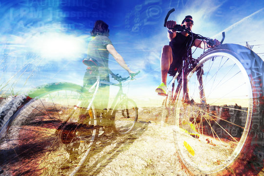 estilo de vida y  aventuras en bicicleta. Fondo abstracto de deporte. Bicicleta de monta&ntilde;a  y concepto de deporte. Estilo de vida y la aventura con la bici en  doble exposici&oacute;n.