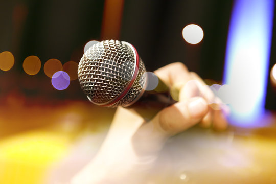 Fondo de m&uacute;sica en directo. Karaoke y concepto de concierto. Luces de escenario y cantante