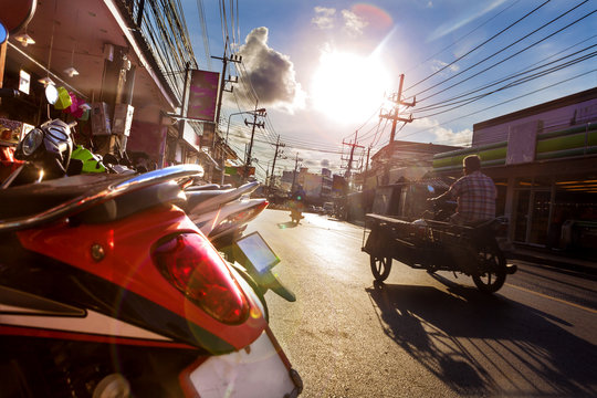 Puesta de sol en Tailandia. los viajes de Asia y aventuras. calle de la ciudad de Phuket. Transporte por carretera y tuk-tuk en Tailandia.