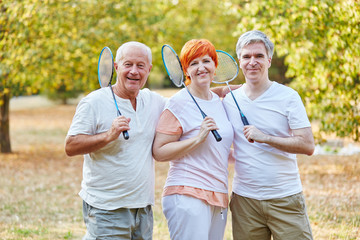 Senioren als Team spielen Badminton