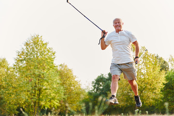 Aktiver Senior beim Nordic Walking