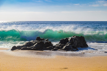 Huge ocean waves crushing on rocks in Garrapata State Beach in California, USA - obrazy, fototapety, plakaty