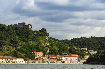 Fototapeta na wymiar Ruine einer Burg über dem Dorf Novigrad in Kroatien