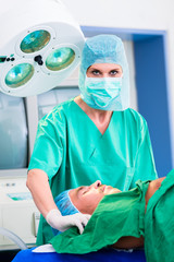 Orthopäde operiert Patient in OP Raum