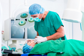 Chirurg bei Operation in OP-Saal
