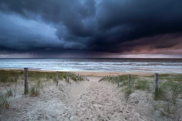 Papier Peint photo Mer du Nord, Pays-Bas dark stormy clouds over North sea