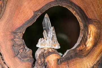 Bergkristall in einer Holzscheibe