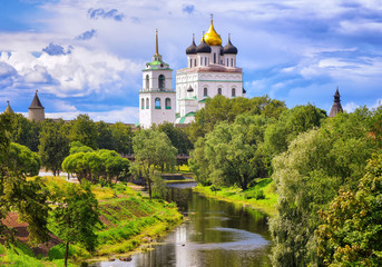 The Pskov Kremlin and Trinity Church, Pskov, Russia - obrazy, fototapety, plakaty