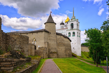 Fototapeta na wymiar The Pskov Kremlin with Trinity Church, Russia