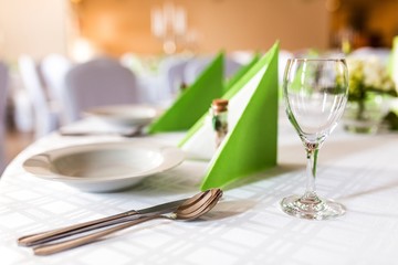 Wasserglas auf gedecktem Tisch